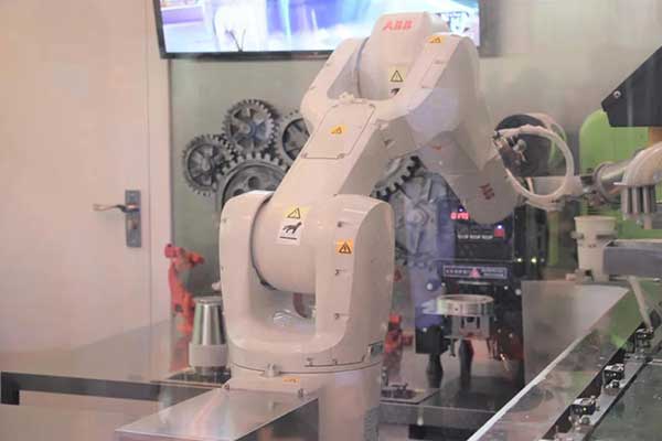 ����ף�R2020���˹������c�����ۡ�����Փ���A�M��Ļ